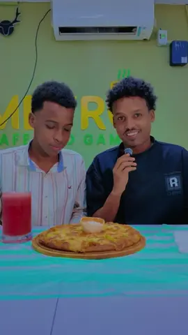 Pizza 🍕 challenge metro cafe @hassan_hatrik @Aamino Jenyo🐐👸 #foryou #foryoupage #metrocafe #food #muqdisho 