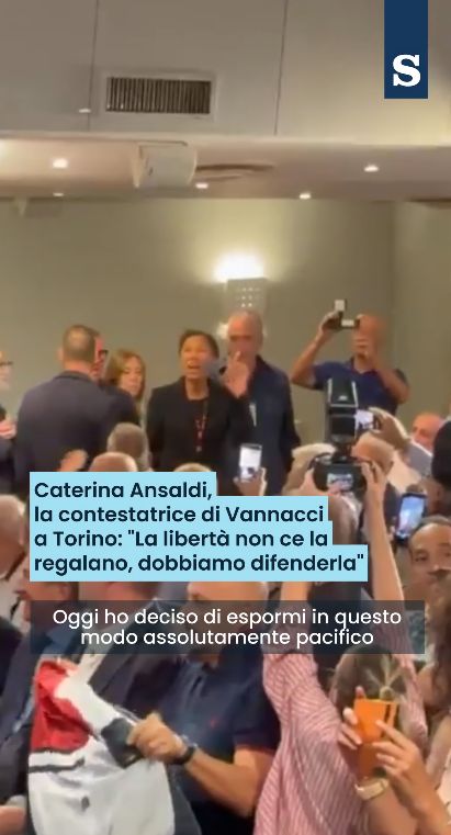 «Volevo sentire i dati che portava sulla sicurezza». Caterina Ansaldi, libera professionista che si occupa di crescita personale e parità di genere, spiega perché ha deciso di contestare Roberto Vannacci durante il convegno sulla sicurezza a Torino. «Ho trovato una conferenza del tutto ideologica. Non è l’immigrazione in sé a portare insicurezza: incidono fattori economici e sociali». Ansaldi dice di aver scelto di dissentire «in modo plateale» perché Vannacci sosteneva di non sentire voci contrarie: «Volevo che ne sentisse una da dentro». E aggiunge: «Non l’ho fatto per tre secondi di gloria. Dobbiamo renderci conto del rischio che corriamo con ideologie non fondate sull’etica e sui dati». Dopo la contestazione racconta di essere stata trattata «in modo civile» e di essersi allontanata per evitare tensioni: «Non volevo fare casino. La libertà non ce la regalano, dobbiamo difenderla». Intervista di Francesco Munafò Video di Elisa Marchina / Reporters #Torino #Vannacci
