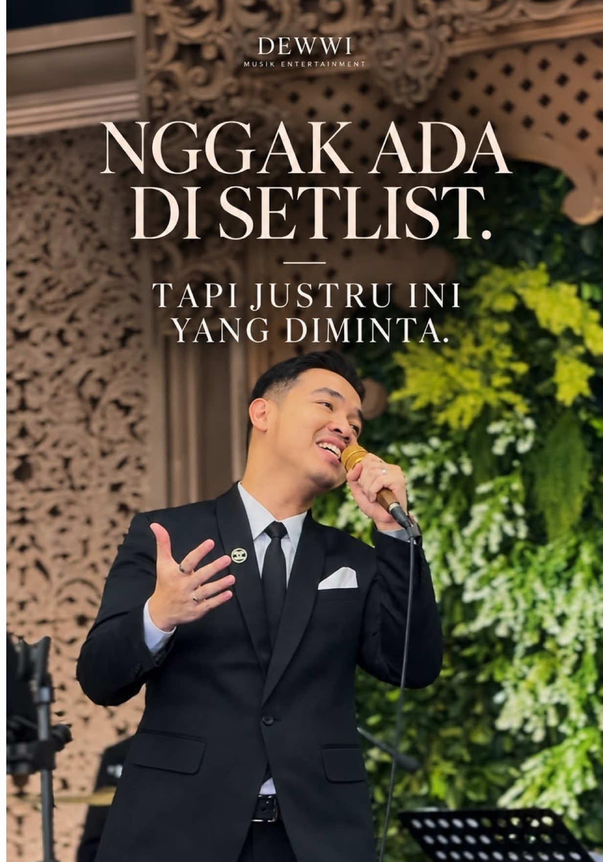 Request spontan dari ibu pengantin  Nggak ada di setlist, tapi untungnya langsung bisa kita bawain. Dan ternyata… lagu ini masih punya tempat di hati banyak orang. “Jangan Tutup Dirimu” Stinky. Kamu masih hafal?  #DewwiEntertainment #DewwiMusikEntertainment #Stinky #JanganTutupDirimu #weddingentertainment 
