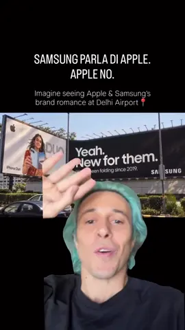 Apple vs Samsung: una lezione di brand positioning Samsung produce smartphone pieghevoli dal 2019. Apple arriva anni dopo con il suo primo iPhone pieghevole e Samsung risponde con una pubblicità perfetta: «Yeah. New for them. We’ve been folding since 2019.» Il punto interessante, però, non è chi abbia ragione. È chi parla di chi. Ries e Trout hanno costruito la teoria del positioning attorno a un’idea semplice: la vera battaglia tra brand non avviene soltanto nei prodotti o nelle quote di mercato, ma nella mente delle persone. Samsung può essere arrivata prima e dominare i foldable. Ma quando Apple entra, sente il bisogno di rispondere ad Apple. Apple, invece, non ha bisogno di nominare Samsung. E forse il posizionamento è tutto qui.