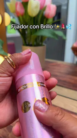 Spray fijador con glitter bronce de ONE/SIZE para cara, cuerpo y cabello. Resistente al agua, sudor y roce, ayuda a fijar tu maquillaje con un brillo dorado multidimensional y rico aroma a azúcar morena. Té verde y hamamelis ayudan a afinar la apariencia de los poros. Incluye stickers de regalo. #TikTokCreatorPicks #DealsForYouDays #TikTokshopbacktoschool #tryriskfree #onesize         Precios, disponibilidad y promociones sujetos a cambios sin previo aviso.