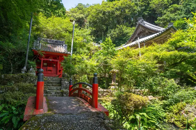 Sur la péninsule d'Ise-Shima, facile d'accès depuis Nagoya ou Osaka, la ville de Toba est surtout connue pour ses Ama, les femmes plongeuses qui perpétuent une tradition de pêche depuis plusieurs millénaires.  En plus de cet aspect absolument incontournable, la ville possède d'autres attraits à découvrir qui en font un endroit où l'on peut facilement rester plusieurs jours. 1️⃣ Le temple Shofuku-ji 2️⃣ La résidence Toba Kadoya 3️⃣ Le sanctuaire Shinmei-jinja 4️⃣ Shirataki Daimyojin, la méditation sous une cascade 鳥羽市（三重県） 志摩半島にある鳥羽市は、名古屋や大阪からもアクセスしやすく、特に「海女」で知られています。海女とは、数千年にわたって受け継がれてきた漁の伝統を守る、女性の素潜り漁師のことです。 海女という大きな魅力に加えて、鳥羽にはほかにもさまざまな見どころがあり、数日間ゆっくり滞在しても十分楽しめます。 1️⃣ 青峯山 正福寺 2️⃣ 鳥羽大庄屋 かどや 3️⃣ 神明神社 4️⃣ 白瀧大明神 #japon #toba #mie #鳥羽 #三重県