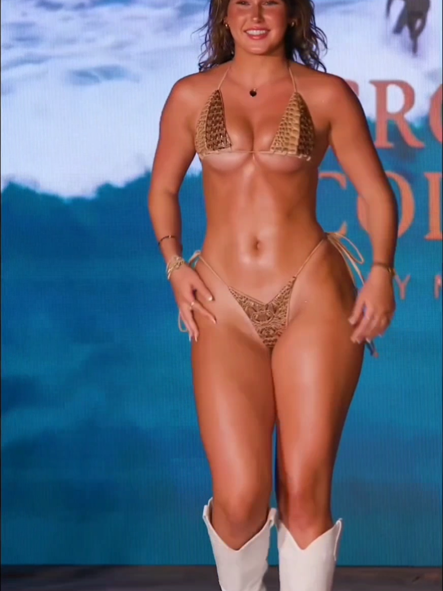Mika Lafuente  Vs  Alice Rosenblum Who do you like the most? #beauty #beautyhacks #moda #catwalk #bikini 