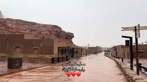 أكبر ساعة في العالم، ساعة (مكة)، وتقع على قمة برج الساعة في مجمع أبراج البيت بمكة المكرمة. يبلغ ارتفاعها حوالي 601 مترًا، وتتميز بأربع واجهات كبيرة يمكن رؤيتها من مسافات بعيدة. تم تصميمها على الطراز الإسلامي، وتضم العديد من الميزات الفريدة، بما في ذلك لفظ الجلالة «الله أكبر» وأكبر هلال تم صنعه حتى الآن. معلومات إضافية عن ساعة مكة: الارتفاع والوزن: يبلغ ارتفاع برج الساعة 601 مترًا، ويصل وزن الساعة بالكامل إلى 36,000 طن، وفقا لوكالة الأنباء السعودية. تحتوي الساعة على أربع واجهات، كلّمنها يبلغ حجم P متراً للواجهتين الأمامية والخلفية، وحوا 21201 مترًا للواجهتين الجانبيتين 2121. الزخرفة: يُزيّن قمة الساعة لفظ الجلالة «اللهُ أكبر»، حيث يبلغ طول حرف الألف في كلمة «الله» أكثر من 23 مترًا، كما يزينها هلال يبلغ قطره 23 مترًا، وفقا لموقع كارديل. يرتبط مركز توقيت مكة المكرمة بشبكة التوقيت العالمي التوقيت: . «UTC» الإضاءة: نستخدم الساعة 21,000 مصباح LED باللونين الأخضر والأبيض لإضاءتها أثناء الأذان، ويمكن رؤية الأضواء على بعد