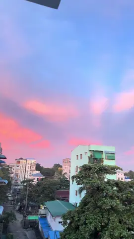 တိမ်တိုင်တွေကြားက ရောင်ခြည်တန်းလေးတွေဟာ တစ်နေ့တာရဲ့ အလှဆုံး အဆုံးသတ်ပါပဲ… ✨#Sunset #ဆည်းဆာ #eveningvibes #foryoupage #myanmartiktok🇲🇲🇲🇲 