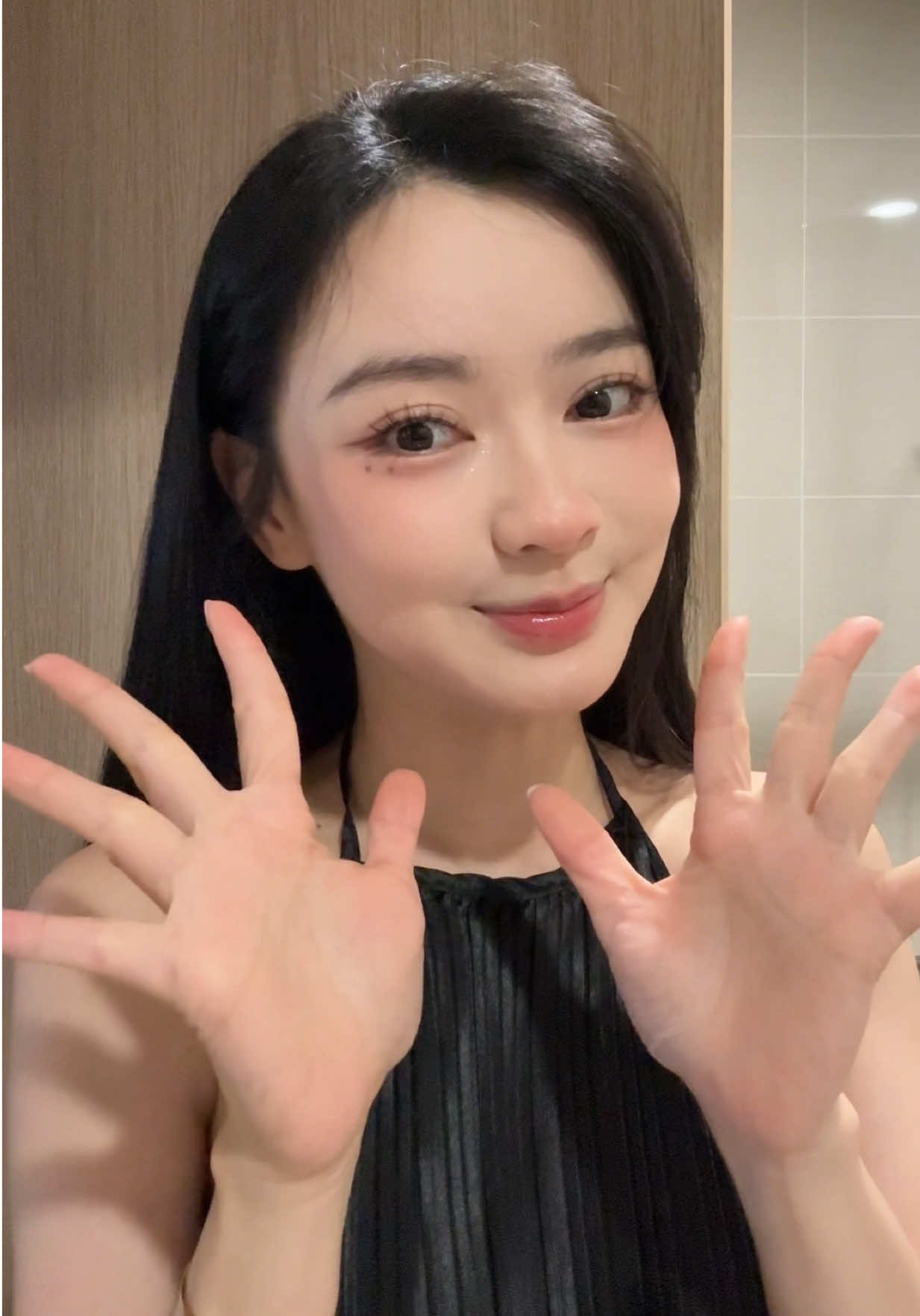 Nếu tầm 18-20t Vic hemmm dám quay mấy video như này đâu haha, vì mắc cỡ. Còn giờ thì chơiiii tớiiii hong ngại chia sẻ đâu hẹ hẹ 🤣🤣🤣 #vicchuche  #ziajanaturalcare 