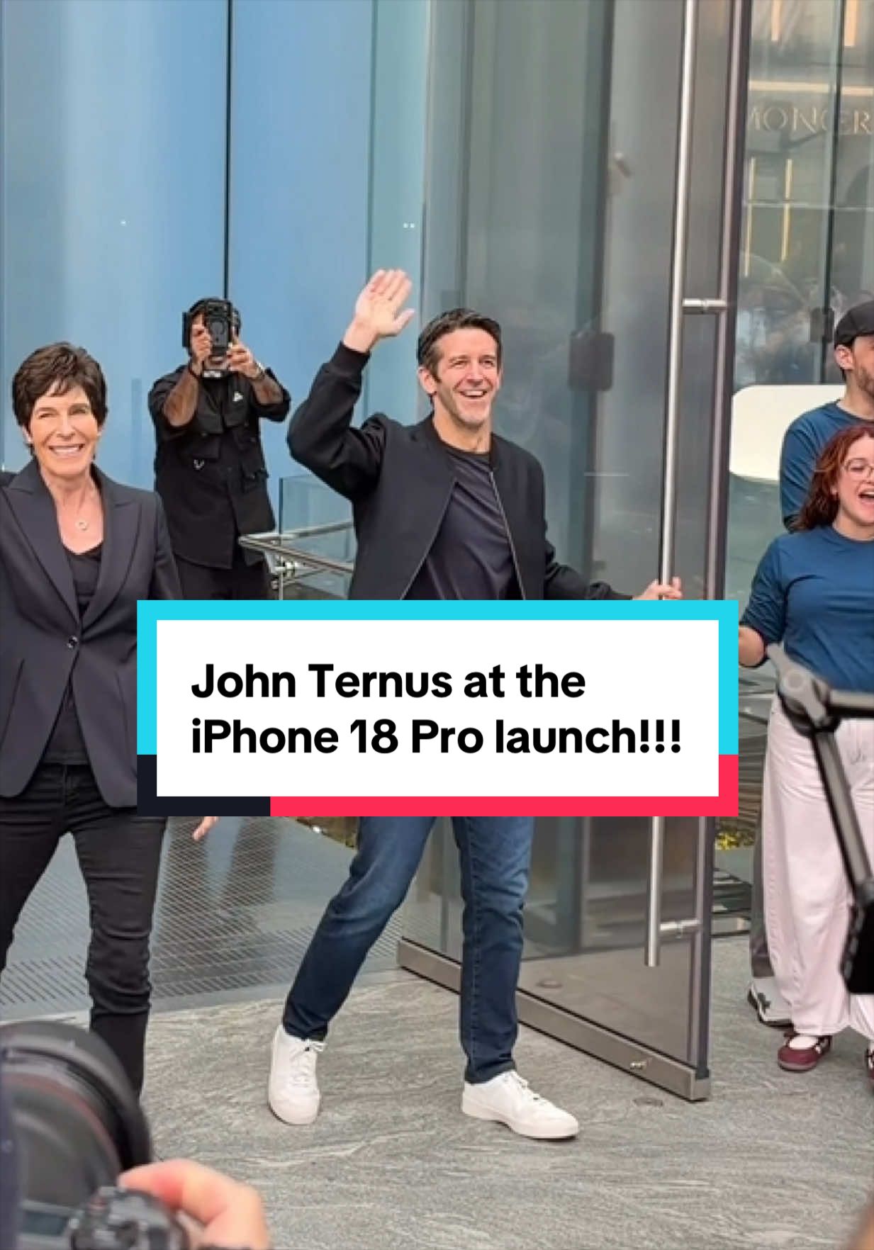 First time! New Apple CEO John Ternus greets Apple customers at the Apple Fifth Avenue flagship store for the iPhone 18 Pro launch! #techtok #apple 