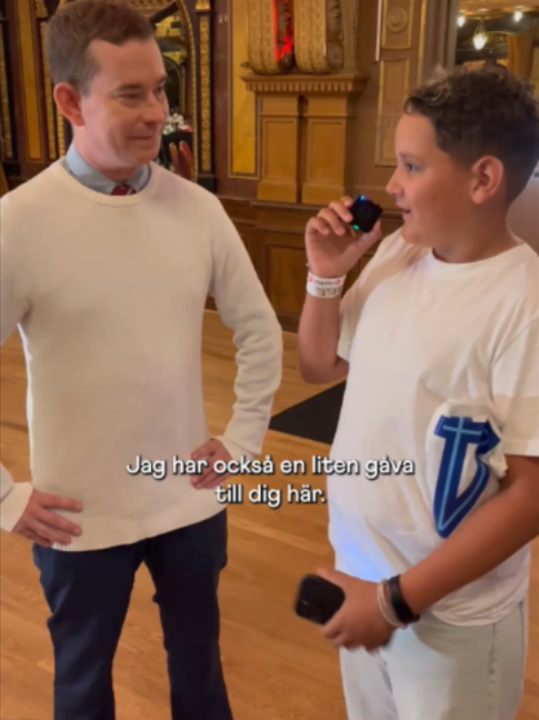 Vilken fotbollströja är Erik Nivas favorit och är han Barnsupporter? Det och lite till är frågor Barncancerfondens egen sportjournalist Theo ställde till Erik Niva. Theo fick diagnosen skelettcancer våren 2025 och genomgick en tuff behandling med bland annat cytostatika och operation. Tack @viaplaysportse för att ni gav Theo möjligheten att vara sportjournalist för en dag! #delaordet #barncancer #fyp #barnsupporter #fotboll #PremierLeague #barncancerfonden