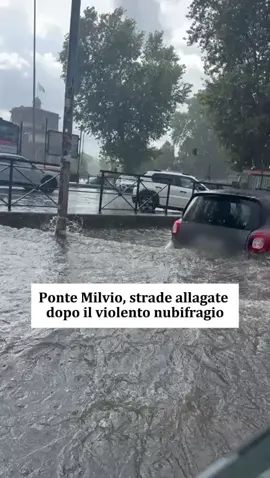 Un violento nubifragio si è abbattuto questa mattina su Roma, colpendo in particolare il quadrante nord della Capitale. A Ponte Milvio l’acqua ha rapidamente invaso la strada, raggiungendo le auto e creando disagi alla circolazione. Il temporale ha interessato diversi quartieri di Roma Nord, con pioggia intensa, vento forte e allagamenti.