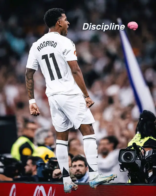 Moi pour jouer au eFootball Pour être doué pour jouer au eFootball (adapté aux débutants à intermédiaires) : 🎮 1. Comprendre les bases du contrôle et de la transmission Ne pas sprinter trop souvent - rendre le contrôle du ballon mauvais. Utilisez la passe traversante (passe percée) lorsque l'attaquant a couru. Essayez le passage manuel pour rendre l'appât plus précis. Lors de la défense, n'appuyez pas simplement sur (appuyez) continuer, maintenez la position en premier. balle laide. Utilisez la passe traversante (passe percée) lorsque l'attaquant a couru. Essayez le passage manuel pour rendre l'appât plus précis. Lors de la défense, n'appuyez pas simplement sur (appuyez) continuer, maintenez la position en premier. ⚽ 2. Choisissez une formation stable Bonne formation pour classé : 4-3-3 → adapté au jeu rapide et aux ailes actives. 4-2-1-3 → équilibre attaque et défense. 4-1-2-1-2 (diamant) → fort au milieu. Si vous aimez jouer au ballon court comme le FC Barcelone, utilisez une formation avec de nombreux milieux de terrain. 🧠 3. Définir le style de jeu de l'équipe Choisissez Contre rapide si vous aimez les contre-attaques rapides. Sélectionnez Possession Game si vous aimez tenir le ballon longtemps. Assurez-vous que le joueur correspond au style de jeu (vérifiez le niveau de style de jeu de l'équipe, essayez 90 +). 🔥 4. Améliorez et formez correctement les joueurs Concentrez-vous sur la mise à niveau vers la vitesse et la finition pour les grévistes. Sensibilisation défensive et tacle pour les défenseurs. Ne vous contentez pas de mettre à jour toutes les statistiques, ajustez la position. 🛡️ 5. Comment survivre en toute sécurité Utilisez des correspondances (ne glissez pas toujours). Fermez le chemin de passe, pas seulement pour chasser le ballon. Ne tirez pas tous les défenseurs hors de leur position. 🎯 6. Conseils supplémentaires pour monter rapidement en grade Jouer lorsque la connexion est stable (faible ping). Ne paniquez pas si vous concédez. Apprenez le schéma des adversaires (de nombreux spams passent). #Tips #fyp #viral_videos_tiktok #rodrigo #halamadrid  