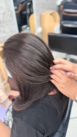 🤎 ASH BROWN เติมโคน พร้อมลงโทนเนอร์สีน้ำตาลหม่นและบำรุง ปรับสีให้ดูกลมกลืน สม่ำเสมอ พร้อมเพิ่มความเงางามให้เส้นผม น้ำตาลหม่นละมุน เรียบสวย ดูเป็นธรรมชาติ ✨ 📍 วรรณวรรณบิวตี้ | ประชาอุทิศ 33 #AshBrown #BrownHair #สีน้ำตาลหม่น #ร้านทำผมวรรณวรรณบิวตี้ #ร้านทําผมประชาอุทิศ 