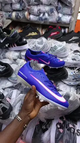 🔥 NOUVELLES PAIRES DISPONIBLES ! 👟✨ Tu cherches une paire stylée, confortable et prête à faire la différence sur le terrain ? ⚽🔥 👉 Découvre nos nouveaux modèles dès maintenant ! 💰 Prix des paires : • 22.000 FCFA • 25.000 FCFA 🎒 Kits complets : • 35.000 FCFA • 40.000 FCFA 📲 Commande directement sur WhatsApp : +225 07 99 45 37 65 ⚠️ Stock limité — les meilleures pointures peuvent partir rapidement. Ne tarde pas ! 😉 🔥 Ta prochaine paire est peut-être déjà là. #Abidjan #Crampons #nikevapor #FootCI #CramponsEnfant 