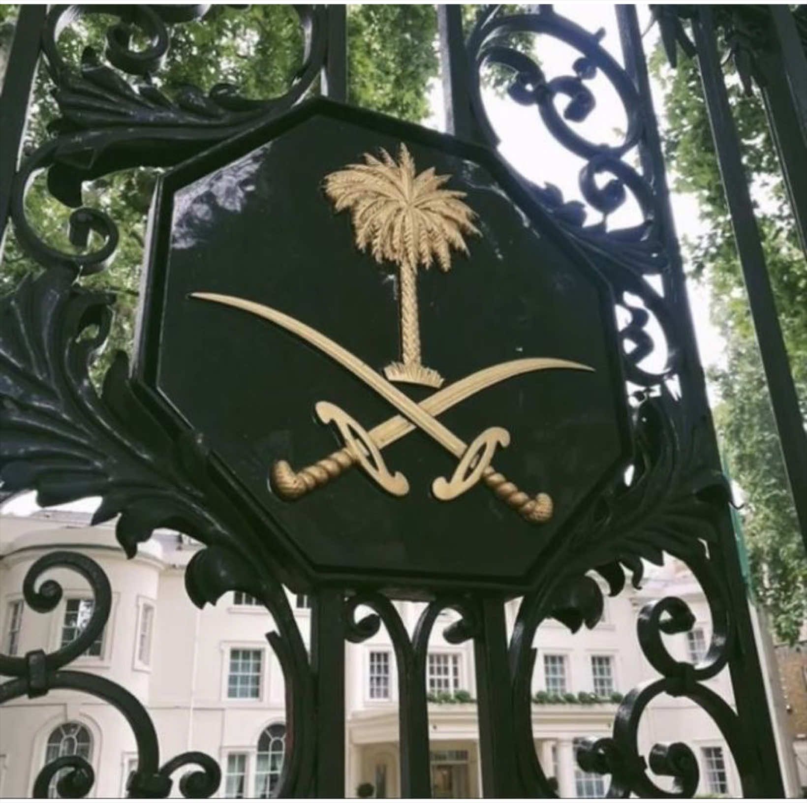 بعد برج المملكة واحدًا من أبرز المعالم المعمارية في الرياض، ورمزا حديثا يعكس تطور المملكة العربية السعودية ونهضتها العمرانية. منذ افتتاحه، أصبح البرج وجهة رئيسية للسكان والزوار، ليس فقط لارتفاعه المميز، بل أيضًا لما يقدمه من مرافق متنوعة وتجربة فريدة. تم افتتاح برج المملكة عام 2002، وهو مشروعبرج المملكة واحدًا من أبرز المعالم المعمارية في الرياض، ورمزا حديثا يعكس تطور المملكة العربية السعودية ونهضتها العمرانية. منذ افتتاحه، أصبح البرج وجهة رئيسية للسكان والزوار، ليس فقط لارتفاعه المميز، بل أيضًا لما يقدمه من مرافق متنوعة وتجربة فريدة. تم افتتاح برج المملكة عام 2002، وهو مشروع تابع لشركة شركة المملكة القابضة التي يملكها الأمير الوليد بن طلال. يبلغ ارتفاع البرج حوالي 302 متر، ويتكون من 99 طابقا، ما جعله لفترة طويلة أحد أطول المباني في قدد الشرق الأوسط، تضميمه الفريد الذي يشتبه فتحة القوسة فلي عط أعلاه يميزه عن بقية ناطحات السلحاب، وقد صمم ليكون تحفة معمارية تجمع بين الحداثة والهوية المحلية. يضم البرج مجموعة واسعة من المرافق، منها مكاتب إدارية، وشقق سكنية فاخرة بالإضافة إلى فندق فورسيزونز الرياض الذي يعد من أفخم الفنادق في المدينة. كما يحتوي على مركز تسوق ضخم يعرف باسم مملكة مول، ويضم العديد من العلامات التجارية العالمية والمطاعم الراقية من أبرز معالم.... لا احد ياخذه بدون لايك بذمتك تابع لشركة شركة المملكة القابضة التي يملكها الأمير الوليد بن طلال. يبلغ ارتفاع البرج حوالي 302 متر، ويتكون من 99 طابقا، ما جعله لفترة طويلة أحد أطول المباني في قدد الشرق الأوسط، تضميمه الفريد الذي يشتبه فتحة القوسة فلي عط أعلاه يميزه عن بقية ناطحات السلحاب، وقد صمم ليكون تحفة معمارية تجمع بين الحداثة والهوية المحلية. يضم البرج مجموعة واسعة من المرافق، منها مكاتب إدارية، وشقق سكنية فاخرة بالإضافة إلى فندق فورسيزونز الرياض الذي يعد من أفخم الفنادق في المدينة. كما يحتوي على مركز تسوق ضخم يعرف باسم مملكة مول، ويضم العديد من العلامات التجارية العالمية والمطاعم الراقية من أبرز معالم #اكسبلورexplore #السعوديين #الشعب_الصيني_ماله_حل😂😂 #fyppppppppppppppppppppppp #fyp @لَــآريَــنِ ||𝓛𝓪𝓻𝓮𝓮𝓷🎀 