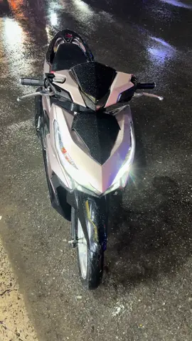 Dầm Mưa Để Rước Em Nó Về Vario150 2017 Hồng Poscher
