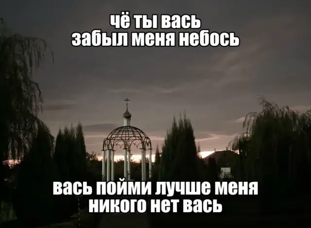 извинитесь,я случайно 😜 Для приготовления классической итальянской пиццы на тонком тесте вам понадобятся следующие пропорции ингредиентов: для теста — 500 граммов пшеничной муки высшего сорта, 325 миллилитров теплой воды температурой около 40 градусов, 10 граммов мелкой соли, 3 грамма сухих быстродействующих дрожжей и 20 миллилитров качественного оливкового масла первого холодного отжима; для соуса — 400 граммов консервированных томатов в собственном соку без кожицы, один крупный зубчик чеснока, одна чайная ложка сушеного орегано, щепотка сахара для баланса кислотности, соль и черный молотый перец по вкусу; для начинки — 200–250 граммов свежей моцареллы для пиццы жирностью не менее 40 процентов, горсть свежих листьев зеленого базилика и дополнительно немного оливкового масла для сбрызгивания готовой выпечки. Процесс начинается с замеса теста так как это самый важный этап определяющий итоговую текстуру основы высыпьте всю муку в большую глубокую миску сделайте в центре углубление растворите сухие дрожжи в теплой воде убедившись что она не слишком горячая чтобы не убить грибки и аккуратно влейте жидкость в центр мучной воронки добавьте туда же оливковое масло и начинайте медленно замешивать вилкой или лопаткой постепенно захватывая муку с краев пока масса не соберется в единый липкий ком после этого переложите тесто на чистую рабочую поверхность щедро присыпанную мукой и вымешивайте его руками в течение десяти-пятнадцати минут растягивая и складывая до тех пор пока оно не станет гладким эластичным перестанет прилипать к рукам и будет пружинить под пальцами сформируйте из массы шар смажьте его тонким слоем оливкового масла положите обратно в миску накройте влажным полотенцем или пищевой пленкой и оставьте в теплом месте без сквозняков примерно на полтора-два часа за это время объем должен увеличиться минимум вдвое. Пока тесто подходит займитесь соусом измельчите консервированные помидоры погружным блендером до состояния неоднородного пюре или просто раздавите их вилкой добавьте мелко нарубленный чеснок сушеный орегано сахар соль и перец тщательно перемешайте и дайте соусу настояться чтобы все ароматы объединились когда тесто поднимется включите духовку разогреваться до максимальной температуры какую только позволяет ваша техника обычно это 250–270 градусов если у вас есть специальный пекарский камень обязательно поместите его в холодную духовку заранее чтобы он равномерно прогрелся. Подошедшее тесто обомните разделите на две равные части получится две средние пиццы диаметром около тридцати сантиметров возьмите одну часть и начните формировать основу исключительно руками кладя заготовку на костяшки пальцев и вращая ее позволяя силе тяжести растягивать края при этом оставляя бортик толщиной около полутора сантиметров толще чем середину никогда не используйте скалку иначе вы выдавите все пузырьки воздуха накопленные во время брожения перенесите растянутую лепешку на лист пергамента распределите по поверхности ровно половину томатного соуса оставляя бортики чистыми сверху хаотично разложите кусочки разорванной руками моцареллы слегка сбрызните оливковым маслом и немедленно отправляйте в раскаленную печь на нижний уровень камня или противня выпекание займет всего семь-десять минут внимательно следите за процессом края должны стать интенсивно золотистыми и хрустящими а сыр полностью расплавиться покрыться пузырями но не сгореть. Достав готовую пиццу из печи украсьте ее свежими листьями ароматного базилика которые отдадут свой запах горячей корочке дайте ей постоять буквально минуту чтобы сыр стабилизировался нарежьте специальным круглым ножом на четное количество треугольных кусков и подавайте немедленно повторив весь процесс со второй частью теста и оставшимися ингредиентами. #fypシ #щп #щпост #рекомендации #67 
