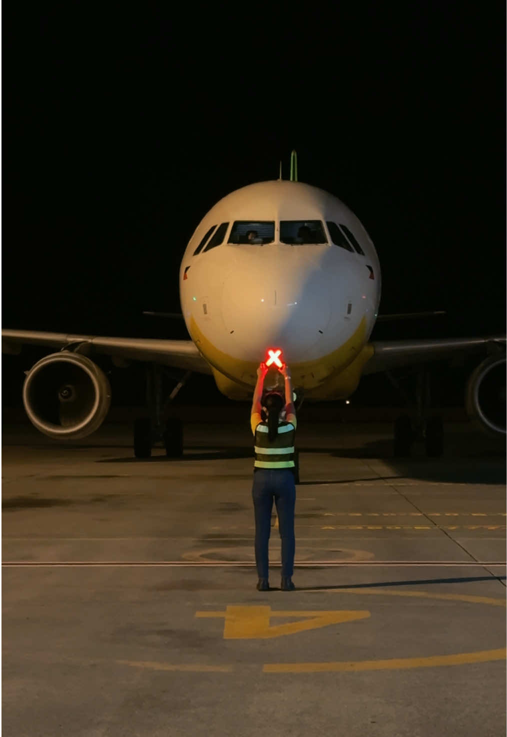 Narrow body marshaling hihi hirap mag marshaling at nightttt #aviation #rampagent #groundcrew #1aviation 