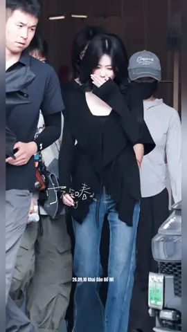 26.09.18 Outfit mới cơ mà quay cảnh bị giang hồ dí ó =))))) Phim Khai Đáo Đồ Mi  Bạch Lộc - Vương Vận Na Bành Quán Anh - Đằng Hải Kỳ Thường Hoa Sâm - Tả Văn Tư #BaiLu #BachLoc #白鹿 #KhaiDaoDoMi #开到荼蘼
