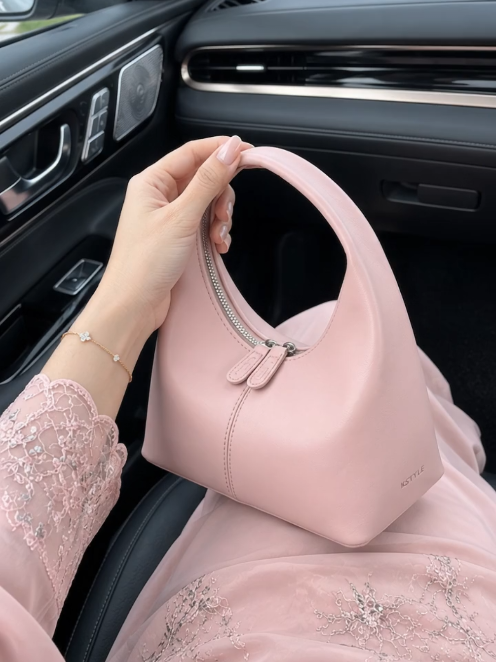 “WEH CANTIKNYA BEG NI 😭🎀” Nak nampak simple tapi tetap classy? Beg ni memang ngam! ✨ 👜 Design comel & feminin 💕 Warna pink yang lembut, senang dipadankan ✨ Bentuk kemas, nampak lebih eksklusif 🤍 Sesuai untuk jalan-jalan, dating, event atau OOTD 🎀 Saiz compact tapi tetap nampak bergaya Paling best, sekali pakai terus nampak outfit lebih manis! 😍 Kalau korang jenis suka beg yang tak terlalu besar tapi still nampak mahal, yang ni memang kena tengok. 👀💕 Grab sementara masih ada stok! 🛒🎀 #handbag #begtangan #begwanita #fyp #fypシ 