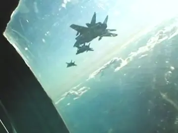 ميكويان Mig-25 (Foxbat / الفوكسبات) الروسية: الأسطورة الاعتراضية الأسرع من الصوت التي صُممت لتحدي حافة الفضاء! ✈️🇷🇺 ​مقاتلة اعتراضية واستطلاعية ثقيلة صُنعت هياكلها بشكل أساسي من الفولاذ المقاوم للصدأ وسبائك التيتانيوم لتحمل حرارة الاحتكاك الشديدة عند التحليق بسرعات مرعبة تتجاوز Mach 3 (ثلاثة أضعاف سرعة الصوت). زُودت برادار عملاق ومحركين جبارين لتكون كابوساً لقاذفات العدو الاستراتيجية على ارتفاعات شاهقة. ​تابعنا للمزيد من الحقائق العسكرية المباشرة. ⚡️ ​#MiG25 #مقاتلة_اعتراضية #عسكري #صناعة_روسية #جيش 