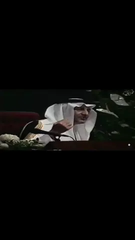 #خالد_الفيصل #fyp #viral #foryou #foryoupage يعد برج المملكه من ابرز معالم المعماريه في الرياض، ورمزا حديثا يعكس تطور المملكة العربية السعودية ونهضتها العمرانية. منذ افتتاحه، أصبح البرج وجهة رئيسية للسكان والزوار، ليس فقط لارتفاعه المميز، بل أيضًا لما يقدمه من مرافق متنوعة وتجربة فريدة. تم افتتاح برج المملكة عام 2002، وهو مشروع تابع لشركة شركة المملكة القابضة التي يملكها الأمير الوليد بن طلال. يبلغ ارتفاع البرج حوالي 302 متر، ويتكون من 99 طابقا، ما جعله لفترة طويلة أحد أطول المباني في قدد الشرق الأوسط، تضميمه الفريد الذي يشتبه فتحة القوسة فلي عط أعلاه يميزه عن بقية ناطحات السلحاب، وقد صمم ليكون تحفة معمارية تجمع بين الحداثة والهوية المحلية. يضم البرج مجموعة واسعة من المرافق، منها مكاتب إدارية، وشقق سكنية فاخرة بالإضافة إلى فندق فورسيزونز الرياض الذي يعد من أفخم الفنادق في المدينة. كما يحتوي على مركز تسوق ضخم يعرف باسم مملكة مول، ويضم العديد من العلامات التجارية العالمية والمطاعم الراقية من أبرز المعالم