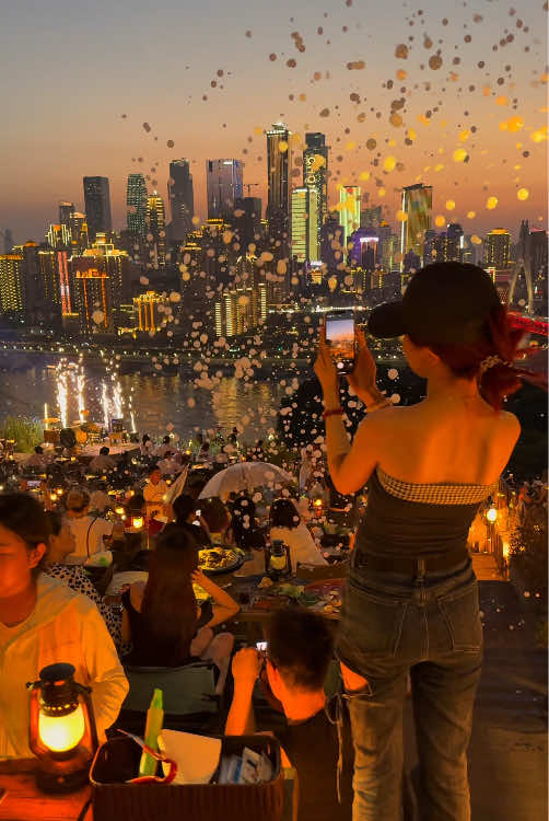 I can't believe that Chongqing at 7 p.m. is so romantic. #China #Chongqing 