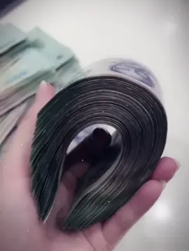 Hổng phải khoe mà lưu lại sau này nhìn lại thành quả của thanh xuân cày ngày cày đêm để có cái gọi là tương lai tốt đẹp , cũng để cho mấy thể loại nói trên trời dưới biển biết tao méo có ngu như tụi mày nghĩ tao giờ sống vì bản thân , con cái và gia đình tao tao méo có rảnh sống vì mấy cái mặt lờ chúng mày , ráng mà làm ngốc cái đầu lên cho ngta bớt khinh hiểu hông mấy thằng con chó hay sủa, khi nào bằng tao đi đã rồi nói chuyện 😂#capcut #raucuqua #tâmtrạngbuồn 