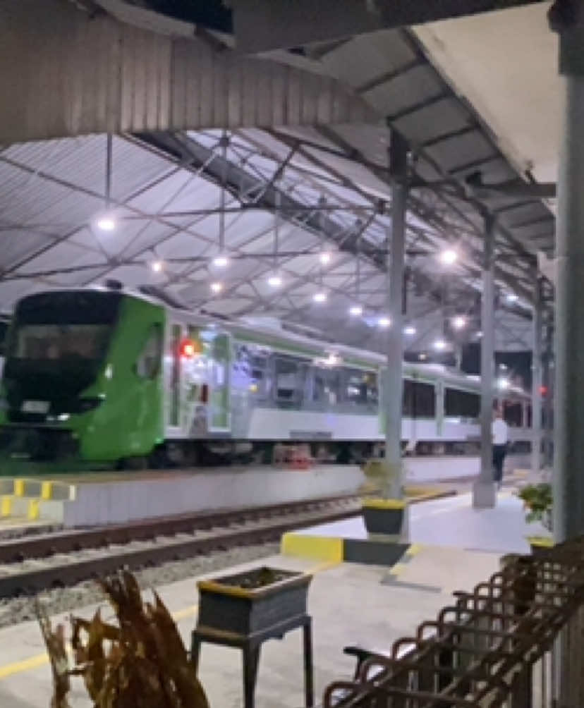 Melintas lansung di stasiun sidareja KLB VEEDER jogja - bandung