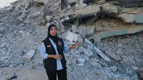 من الإنقاذ تحت الركام إلى الإسناد فوقه… استكمالًا لجهودها الإنسانية عقب انهيار برج السعادة، واصلت اللجنة المصرية  دعم الناجين، ووزعت عليهم حزم إيواء متكاملة وسلالًا غذائية وصحية، لتؤكد أن حضورها لا ينتهي بانتهاء عمليات الإنقاذ، بل يستمر حتى يصل الدعم إلى مستحقيه. في أصعب اللحظات… مصر حاضرة، والعطاء مستمر. #اللجنة_المصرية🇪🇬 #غزة #تحيا_مصر 