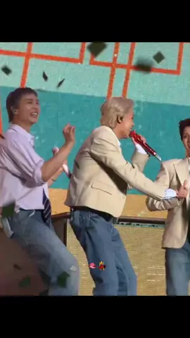 yuta : lihat, amati, goyang sampe pagi 🤣 #nct127 