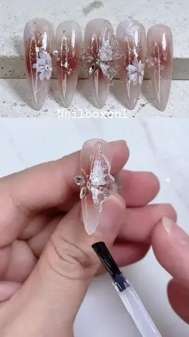 Bướm nail 