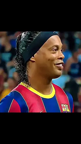 🇧🇷✨ RONALDINHO — LA MAGIE DU FOOTBALL ⚽👑 Quand le ballon arrivait dans ses pieds, le football devenait un spectacle. 🎩🔥 Dribbles, sourires, gestes impossibles… Ronaldinho jouait avec une liberté que peu de joueurs ont connue. Le football, c’était son terrain de magie. 🪄⚽ #Ronaldinho #Dinho #FootballLegend #Légende #Football       