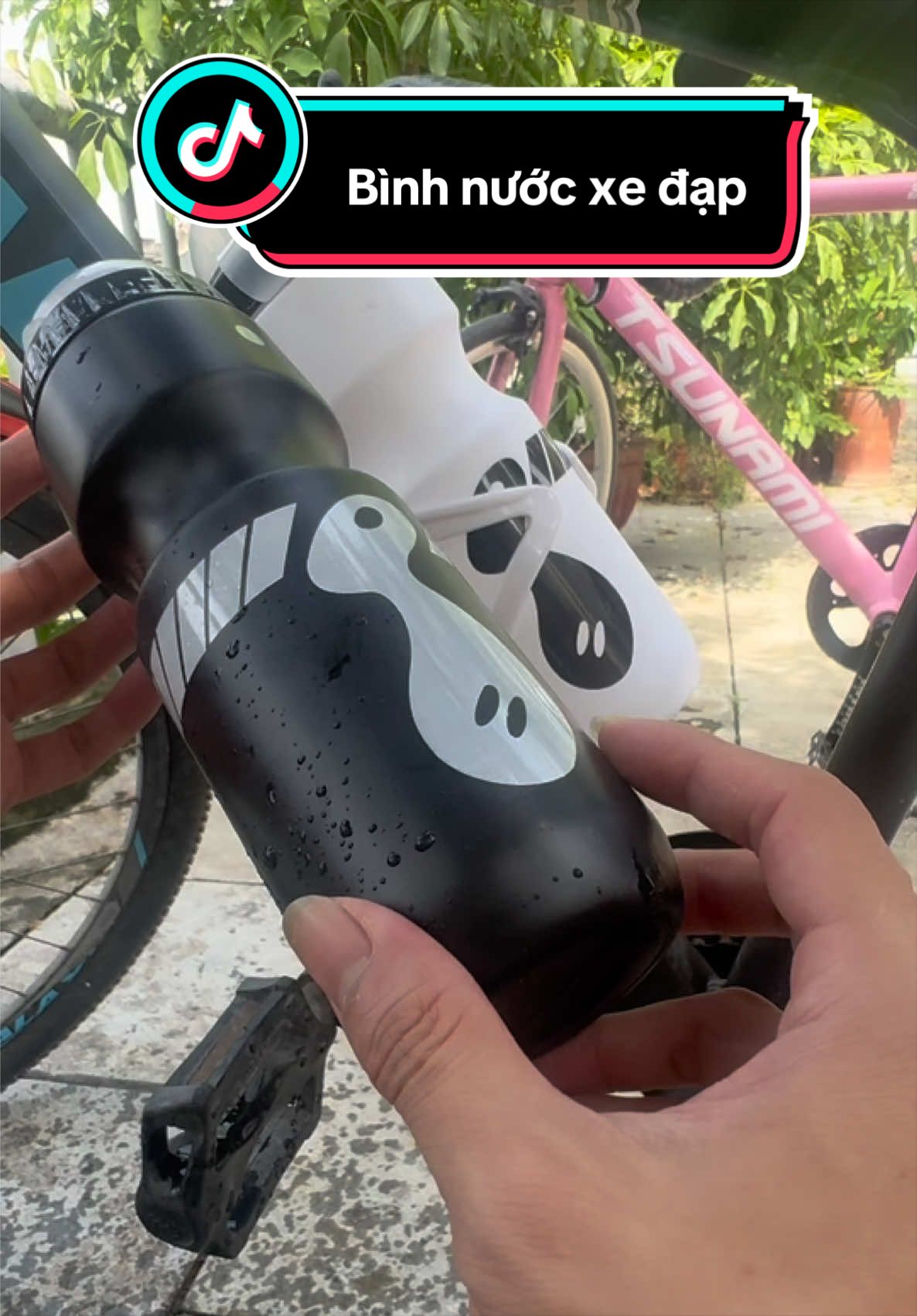 🚴 Đi xa không lo mất nước — lắp gọng chuẩn là yên tâm! ✅ Cáp thừng + khóa thắt giữ chặt bình không xê dịch ✅ Tặng ốc lắp miễn phí • về vặn là dùng được ngay ✅ Bình Discovery dung tích lớn • không rò rỉ • uống tiện Nhấn chọn 👇 #bìnhnướcchấtlượng #gọngbìnhchắchắn #phukientiệnlợi #TikTokShopVN