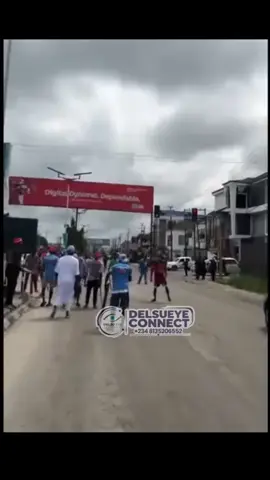 Governor Sheriff Oborevwori,  If you have done anything good in Delta State why are you fighting the Oppostion ?  “The police are literally here, yet th√gs are att@cking us. But we, the masses, stood our ground and resisted them. They believe we are not afraid of them.” — Peter Obi supporter recounts, after th√gs att@cked them during a campaign activity in Delta State this morning. #deltastate #apc #warri #peterobi #viral 
