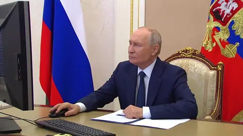 Владимир Путин принял участие в онлайн-голосовании на выборах депутатов Госдумы девятого созыва.  Видео: Раптли/ТАСС