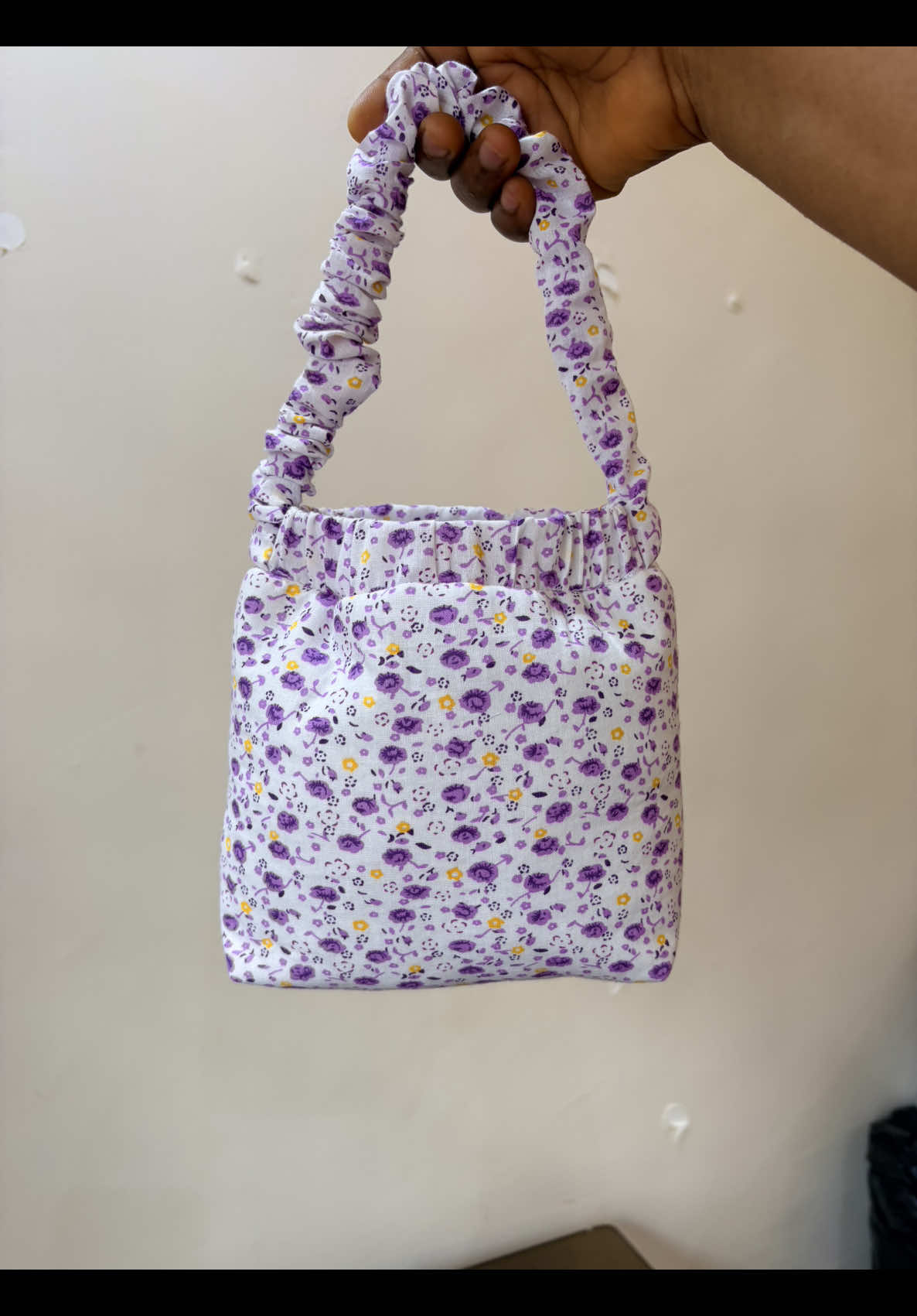 You need to make this very simple fabric bag for your baby girl this weekend #bag #kidsfashion #tutorial #babygirl #fabric 