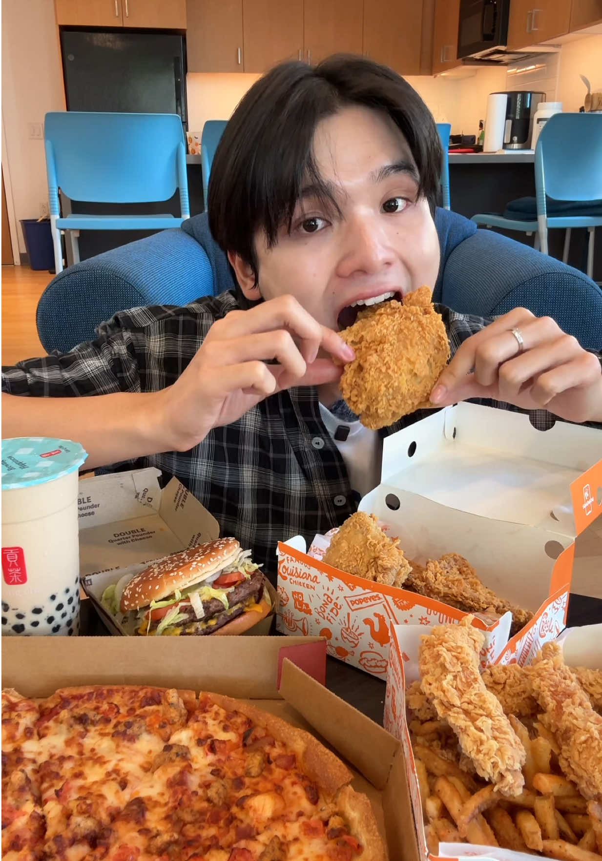 tan học chỉ cần một mâm fast food tổng hợp như vầy để ăn vặt thôi là ấm bụng rồi🥺  #harburgery #schannel 