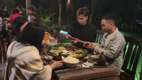 Đưa khách đi ăn tối… khách ăn còn mình tranh thủ chill ké 😌 Đi tour mà đôi khi cũng sướng như khách =)))#HàGiangCùngĐịnh 