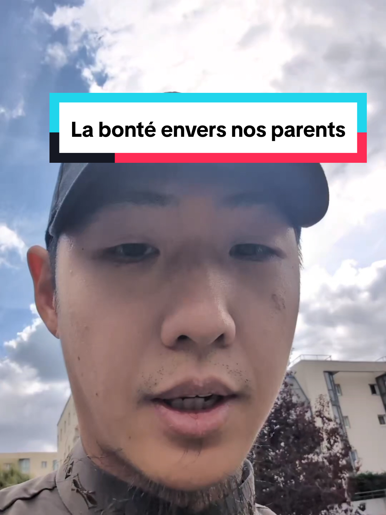 Dans le Qur'an, Allah place la bonté envers les parents juste après l'ordre de Lui vouer une adoration exclusive. Ce n'est pas un hasard : après le lien avec le Créateur, le lien avec ceux qui nous ont donné la vie est le plus sacré. Le verset 17:23-24 va jusqu'à interdire un simple soupir d'agacement envers eux, surtout quand ils vieillissent. L'image est touchante : s'abaisser devant eux « par miséricorde », comme un enfant incline les épaules devant celui qui l'a porté et élevé. Luqman (31:14) et Al-Ahqaf (46:15) rappellent l'effort physique et émotionnel de la mère, la grossesse, l'épuisement, le sevrage, pour ancrer la gratitude dans quelque chose de concret, pas seulement une idée abstraite. Le verset 29:8 apporte une nuance essentielle : la bonté reste due même si les parents s'opposent à la foi. Seule l'obéissance dans le péché est refusée, jamais la relation elle-même. Côté hadiths, le Prophète ﷺ place la bonté envers les parents juste après la prière, avant même le jihad, ce qui montre son rang immense. Et quand on lui demande qui mérite le plus notre compagnie, il répond trois fois « ta mère » avant de citer le père, une façon de souligner l'ampleur du sacrifice maternel. L'histoire d'Asma est particulièrement belle : même avec une mère non-musulmane, le Prophète ﷺ ordonne de garder le lien avec bonté. Le birr al-wâlidayn dépasse donc les désaccords, même religieux, tant que la foi elle-même n'est pas compromise.