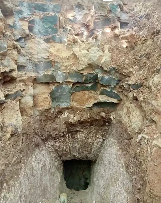 Eski medeniyetler hazinelerini saklamak için yeraltını seçmişlerdi bu sebeple girişleri hiçbir zaman kolay olmadı. Ya çok sağlam kapatıldı ya tuzaklandı yada tılsımladılar. Hiçbir şey göründüğü kadar kolay değildi en basitinde bile doğal metan gazı öldürmeye yeterlidir  #arkeolog #arkeoloji #keşfet #keşfetteyiz #keşfetbeniöneçıkar 