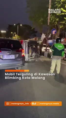 Sebuah mobil dilaporkan terguling di kawasan Blimbing, Kota Malang (depan MCC) pada hari Jumat (18/9/26) sekitar pukul. 17:48 WIB. Diduga insiden terjadi akibat sopir kurang fokus ketika berkendara. Saat ini, kendaraan sudah berhasil dievakuasi dan arus lalu lintas kembali lancar. . . 🎥 kiriman warga