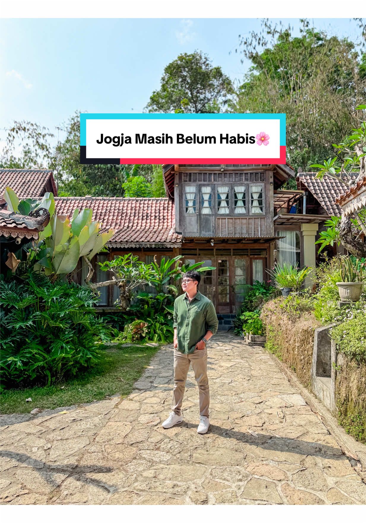 Nggak semua tempat datang untuk sekadar disinggahi, beberapa memang diciptakan untuk dirindukan. 🌿🤎 Rumah Rindu — tempat ngaso, ngopi, ngobrol, dan menikmati suasana tenang di Kulon Progo. “Mampir sedhela, ngaso sakwetara.” ꦩꦩ꧀ꦥꦶꦂ ꦱꦼꦢꦼꦭꦱ꧀ꦲꦤ꧀꧈ ꦔꦱꦺꦴ ꦱꦏ꧀ꦮꦼꦠꦫ꧉ ✨ 📍 Rumah Rindu  Temanggal, Wijimulyo, Nanggulan, Kulon Progo, Yogyakarta Datang untuk menikmati suasana, pulang membawa rindu. ꦫꦸꦩꦃ ꦫꦶꦤ꧀ꦢꦸ — ꦱꦶꦁ ꦩꦼꦩ꧀ꦧꦸꦮꦠ꧀ ꦏꦶꦠ ꦏꦔꦼꦤ꧀ ꦧꦭꦶ꧉ 🤎 #RumahRindu #KulonProgo #ExploreKulonProgo #JogjaHiddenGem #ExploreJogja