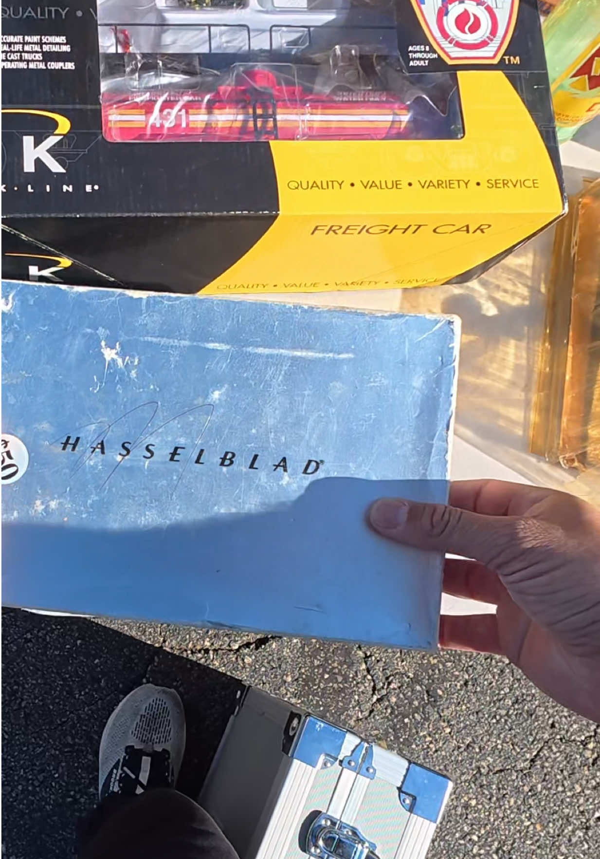 Hasselblad 501 CM Flea Market find!? That’s what I was thinking when I approached this Hasselblad box. My hopes were high, I thought my dream find was becoming a reality until… reality set in. #fleamarket #thrifted #thriftwithme #cameratips #thrifthaul 2026