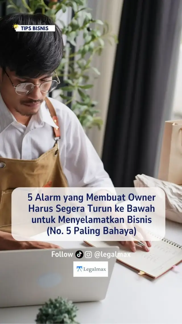 Owner ingin bisnisnya autopilot. Itu wajar. Namun, autopilot bukan berarti meninggalkan bisnis dan berharap semuanya berjalan sendiri. Sebab terkadang, owner harus kembali turun ke lapangan—bukan untuk mengambil alih semua pekerjaan, tetapi untuk menemukan masalah yang tidak pernah muncul dalam laporan. Berikut 5 alarm yang tidak boleh diabaikan. ### 1. Omset Terlihat Stabil, tetapi Uang Terus Menipis Penjualan ada. Pesanan masuk. Tim tetap bekerja. Namun, saldo perusahaan justru semakin tipis. Ini pertanda ada kebocoran yang mungkin tidak terlihat: margin mengecil, biaya membengkak, piutang menumpuk, atau produk terlaris ternyata tidak menghasilkan cukup laba. Bisnis bisa terlihat ramai sambil diam-diam menuju krisis. ### 2. Pelanggan Lama Mulai Pergi Tanpa Banyak Komplain Pelanggan yang marah masih memberi kesempatan kepada bisnis untuk memperbaiki diri. Yang berbahaya adalah pelanggan yang kecewa, lalu pergi dalam diam. Jika repeat order menurun, jangan hanya menyalahkan pasar. Turunlah dan periksa langsung pengalaman pelanggan. Bisa jadi masalahnya bukan pada produk, tetapi pada respons yang lambat, pelayanan yang berubah, atau kualitas yang mulai tidak konsisten. ### 3. Karyawan Terbaik Mulai Diam dan Kehilangan Inisiatif Karyawan bermasalah biasanya mudah terlihat. Namun, alarm paling serius justru muncul ketika karyawan terbaik mulai berhenti memberikan ide. Mereka masih hadir. Masih menyelesaikan tugas. Namun, hatinya sudah tidak berada di sana. Ketika orang-orang terbaik mulai apatis, bisa jadi mereka terlalu lama merasa tidak didengar, tidak dihargai, atau lelah menanggung kekacauan yang sama. ### 4. Semua Laporan Terlihat Bagus, tetapi Kondisi Lapangan Terasa Berbeda Angka bisa dirapikan. Masalah bisa disembunyikan. Kabar buruk bisa berhenti di level manajer. Semakin jauh owner dari lapangan, semakin besar kemungkinan ia hidup dalam ilusi. Karena itu, sesekali dengarkan pelanggan, bicara dengan tim paling bawah, lihat proses kerja, dan periksa sendiri kenyataannya. Bisnis jarang hancur karena owner tidak memiliki data. Bisnis hancur karena owner terlalu lama mempercayai data yang tidak utuh. ### 5. Setiap Masalah Selalu Berakhir dengan Kalimat, “Memang Sudah Begini” Inilah alarm paling berbahaya. Keterlambatan dianggap biasa. Komplain dianggap wajar. Target meleset dianggap nasib. Kesalahan berulang dianggap budaya. Saat masalah sudah dinormalisasi, bisnis sedang kehilangan daya juangnya. Owner harus turun untuk memutus kebiasaan itu, menemukan akar masalah, lalu membangun sistem baru agar kesalahan yang sama tidak terus berulang. ## Owner Turun Bukan Berarti Gagal Membangun Autopilot Justru owner yang matang tahu kapan harus menjaga jarak dan kapan harus mengambil kendali. Turun ke lapangan bukan berarti kembali mengerjakan semuanya sendiri. Owner turun untuk: • Melihat kenyataan • Mendengar suara yang selama ini terhalang • Memperbaiki sistem • Menentukan arah • Mengembalikan standar Setelah keadaan pulih, owner harus kembali membangun tim dan sistem agar bisnis tidak terus bergantung kepadanya. Karena autopilot bukan bisnis yang ditinggalkan owner. Autopilot adalah bisnis yang tetap sehat karena memiliki sistem—tetapi owner-nya tetap peka terhadap alarm. Dari lima alarm di atas, mana yang mulai terdengar di bisnis Anda? Simpan tulisan ini sebagai bahan evaluasi. Bagikan kepada sesama owner yang sedang membangun bisnis agar bisa naik kelas, dan tuliskan pendapat Anda di kolom komentar. #tipsbisnis #bisnisnaikkelas #jasapendirianpt #fyp #manajemenbisnis