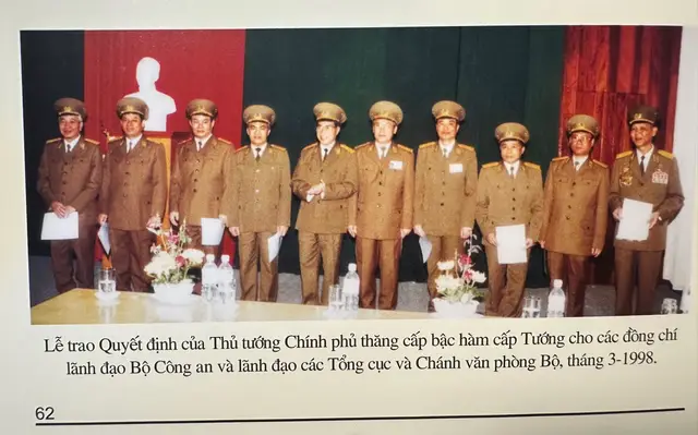 Phong cấp bậc hàm Trung tướng cho đồng chí Võ Thái Hòa, Thứ trưởng Bộ Nội vụ và phong hàm thiếu tướng cho 9 đồng chí: Nguyễn Văn Rốp, Hoàng Ngọc Nhất, Nguyễn Khánh Toàn, đều là Thứ trưởng Bộ Nội vụ; Nguyễn Xuân Thịnh, Chánh VP Bộ Nội vụ, Nguyễn Văn Hưởng, Tổng cục trưởng Tổng cục 1, Phạm Văn Dần, Tổng cục trưởng Tổng cục 3, Phạm Chuyên, Giám đốc CATP Hà Nội, Bùi Quốc Huy, Giám đốc CATP.HCM và Nguyễn Việt Thành giám đốc CA tỉnh Tiền Giang. Các đồng chí lãnh đạo BNV, lãnh đạo các Tổng cục, Bộ Tư lệnh, Vụ cục thuộc Bộ Nội vụ đã đến dự.  #trendingtiktok #bocongan #congannhandan 