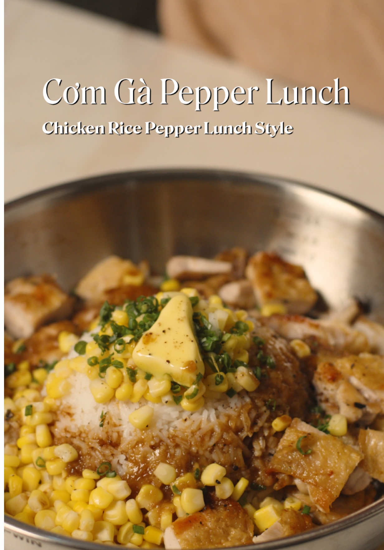 Với 2 loại xốt này cứ vét đại tủ lạnh cũng được chảo cơm Pepper lunch 😆 Xốt mật ong: 1 muỗng dầu ăn 1/4 củ hành tây nhỏ băm 1 tép tỏi băm 3-4 muỗng mật ong 2 muỗng nước tương Kikkoman 1/8 muỗng cf muối 4 muỗng nước 1 muỗng cf bột bắp Xốt tương tỏi: 8 muỗng nước tương Nhật 8 muỗng nước 1 muỗng đường 2 muỗng cf bột bắp 1 muỗng cf đường 6 tép tỏi đập dập Phần gà và cơm: Má đùi gà Muối, tiêu Cơm Bắp Nấm Hành tây Bơ Cách làm: 1. Tỏi đập dập ngâm với nước tương Nhật khoảng 30 phút. 2. Thêm đường, bột bắp vào phần tỏi ngâm, nấu lên rồi xay nhuyễn được xốt tương tỏi. 3. Phi thơm hành tây và tỏi băm với dầu ăn, cho mật ong, nước tương Kikkoman, muối, nước, bột bắp vào nấu rồi xay nhuyễn được xốt mật ong. 4. Má đùi gà rắc muối tiêu, áp mặt da xuống chảo, để lửa nhỏ cho mỡ chảy ra từ từ đến khi da vàng giòn rồi trở mặt. 5. Cắt nấm, hành tây, xào sơ trên chảo. 6. Cho cơm, bắp, gà vào chảo. 7. Rưới 2 loại xốt tùy khẩu vị, thêm bơ và tiêu. 8. Trộn đều, dùng nóng ngay trên chảo. #vugiabao #nauan #comnha #gà #pepperlunch