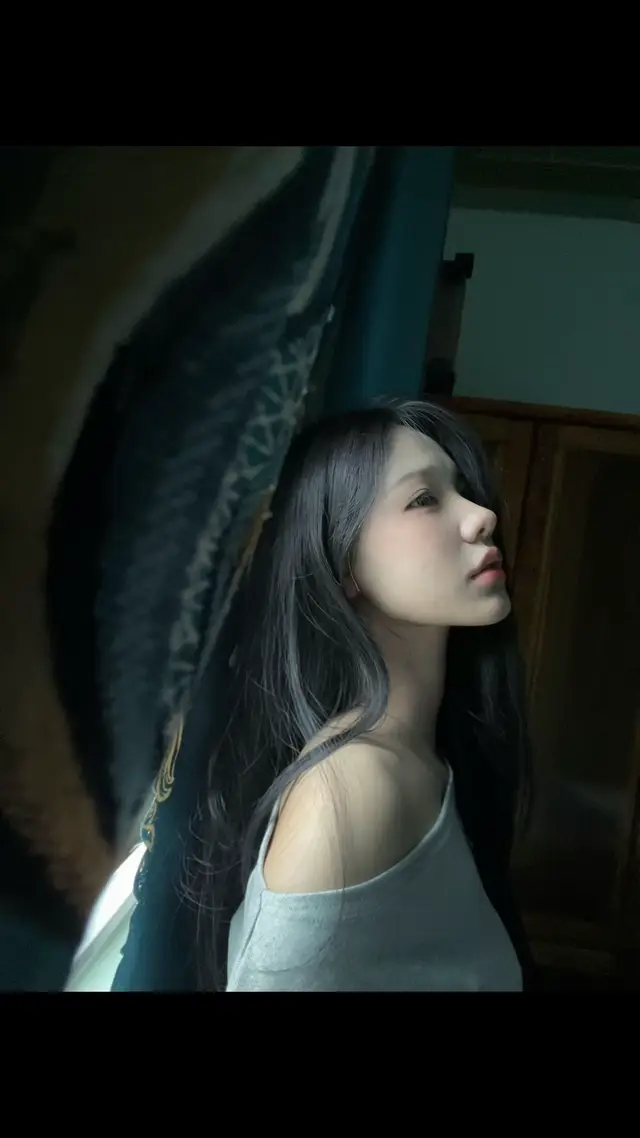 “Ngày xưa xe chạy rất chậm , thư gửi cũng rất lâu. Cả đời ,chỉ đủ ,để yêu 1 người “