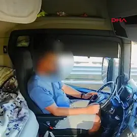 🔴🇮🇹 En Italie, un camion turc transportant pour 6 millions d’euros de cacao aurait été braqué par quatre hommes armés et cagoulés. 😳 De nouvelles images montrent le chauffeur s’écrier : « On me braque ! »#insolite #actualité #fyp #cnews #genz 