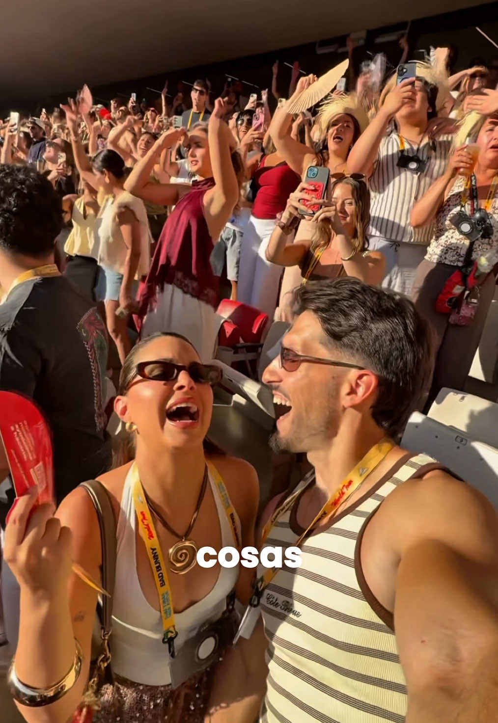 Claro que una relación se nutre de grandes momentos y viajes, pero es la repetición de los instantes cotidianos la que realmente construye un vínculo seguro. Al llegar septiembre y la vuelta a la rutina, es muy fácil sentir que ya no hacemos tantas cosas juntos o pensar que estamos cayendo en la monotonía porque dejamos atrás los grandes planes del verano. Sin embargo, no necesitas que cada fin de semana sea una cita especial o un planazo. Una relación sana se parece mucho más a decidir qué cenar hoy, poner vuestra serie mientras uno lee en el sofá o cocinar juntos mientras el otro recoge. Al final, la verdadera conexión no vive en lo extraordinario, sino en la paz de compartir esos pequeños espacios de todos los días. 🩵