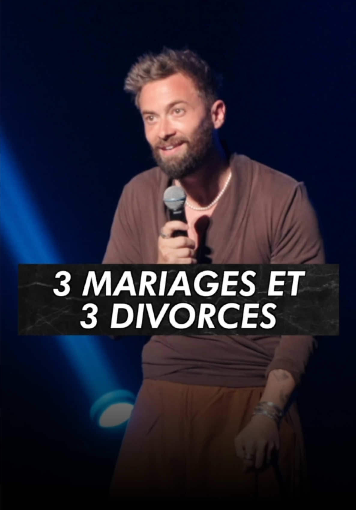 Il n’est pas sûre que sa femme soit la bonne À la place de cette dame, vous auriez répondu quoi ?  Encore un moment incroyable pendant mon spectacle où un homme nous explique qu’il s’est marié 3 fois et a ensuite divorcé 3 fois, et qu’aujourd’hui encore, il n’est pas sûre que sa femme actuelle soit la bonne. Le plus étonnant, c’est qu’il n’a pas hésité à le dire en plein spectacle devant tout le monde au risque de vexer sa nouvelle compagne. Encore un moment d’humour et de rire, avec un public extraordinaire, tout en autodérision et en bienveillance, et toujours dans le respect de chacun.  #standup #humour #humoriste #impro #spectacle 