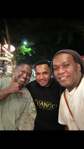Bandung punya cerita.  Kita tiba sore, malamnya su pasti singgah di om @Jonatan Warinussy pu resto @kedairastabandung yang legend!  Ehhhh… ternyata di #kedairastabandung lagi ada jumpa fans dengan tim @Film Suanggi pas sudah! Markas anana @Timuran Bandung | Timurnesia jadi, malam terasa menyalaaaa 🔥🔥🔥 #nongkrong  #seru  #filmsuanggi 